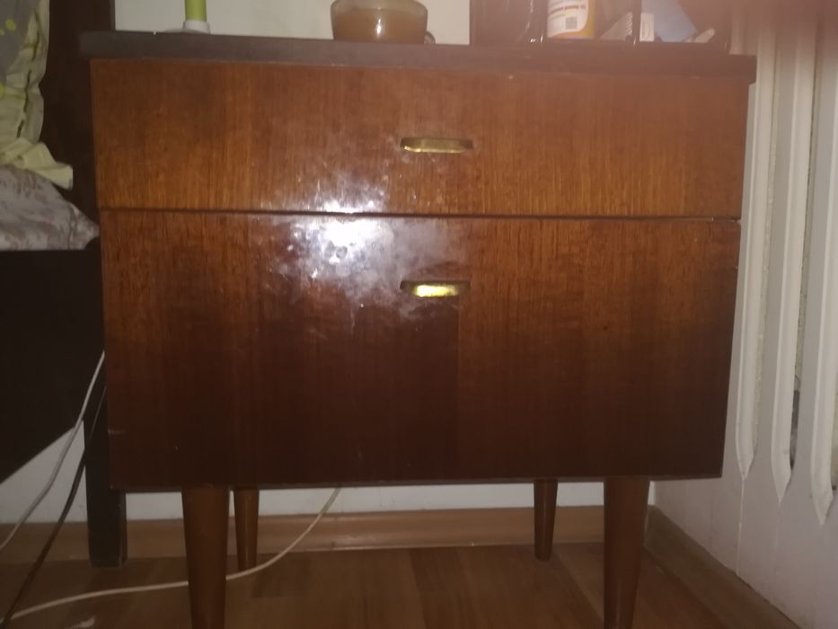 Кровать и тумбочка