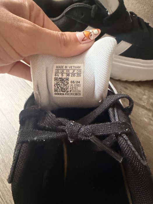Маратонки Adidas и кецове Converse