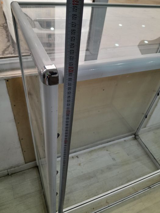 Стеклянный  ветрина