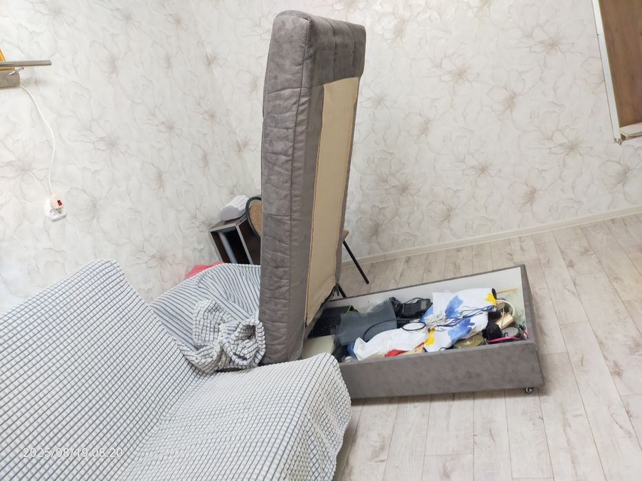 Диван с атаманкой на колесиках.