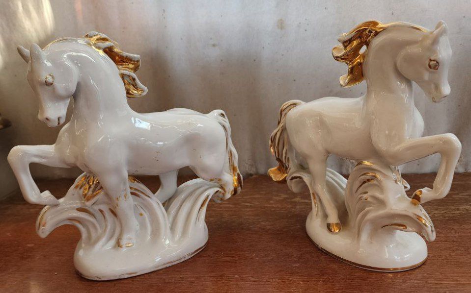 Фарфоровая статуэтка конь
