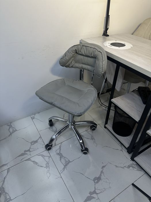 Стулья для мастера маникюра / лэшмейкера