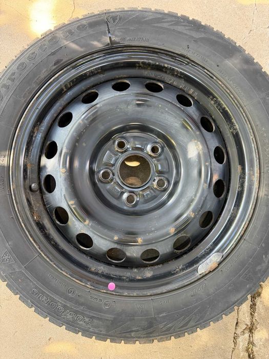 4 броя железни джанти Toyota 16" с тасове и гайки (6.5J 16" ET45 5x114.3 60.1) и 2 зимни гуми 205/55/R16