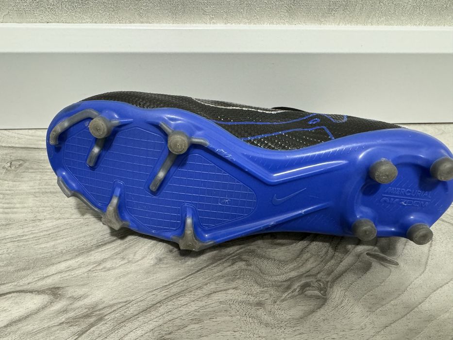 Детски футболни бутонки и стоножки Nike и Mizuno