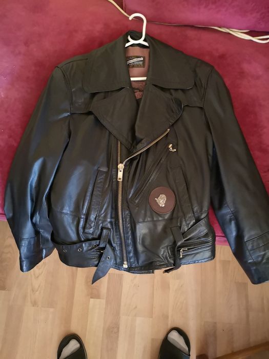 Geaca de piele model aviator.