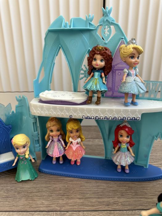 Замок Ельзы и куклы Disney