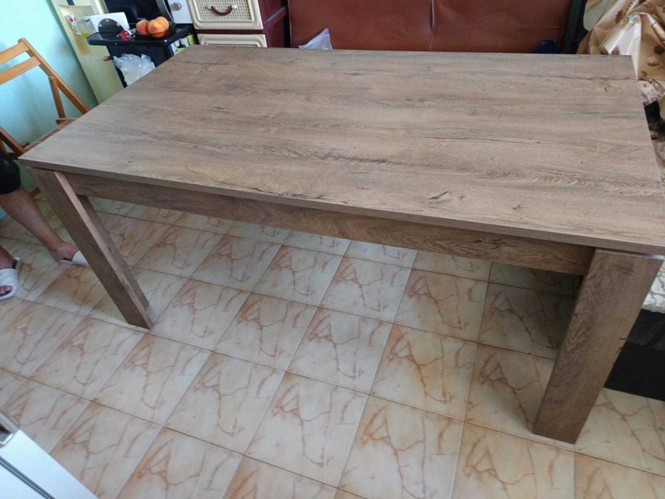 Продавам трапезна маса