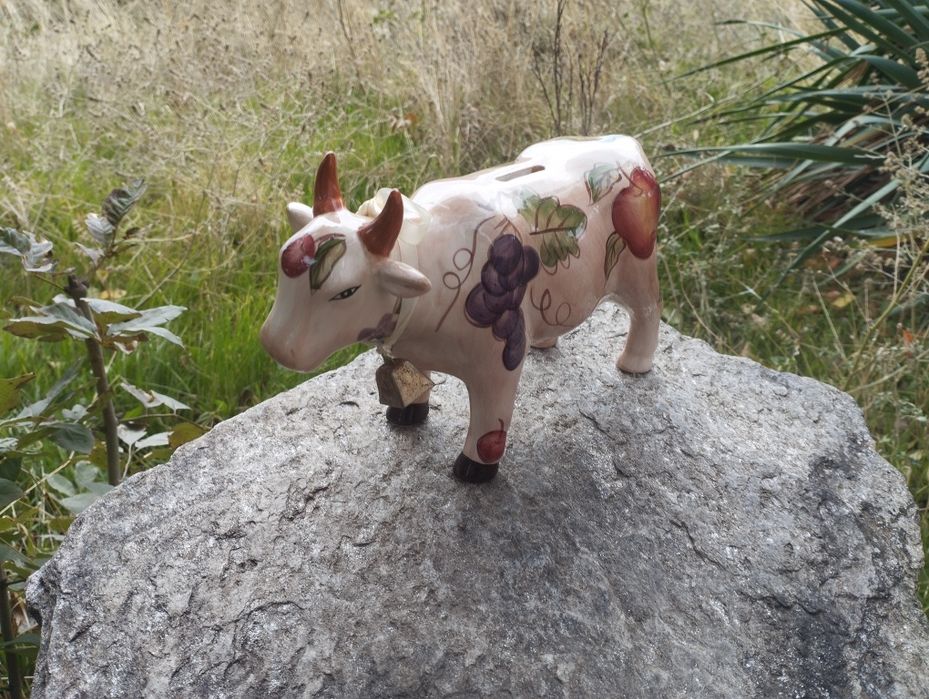 Порцеланова декоративна фигурка на крава-касичка