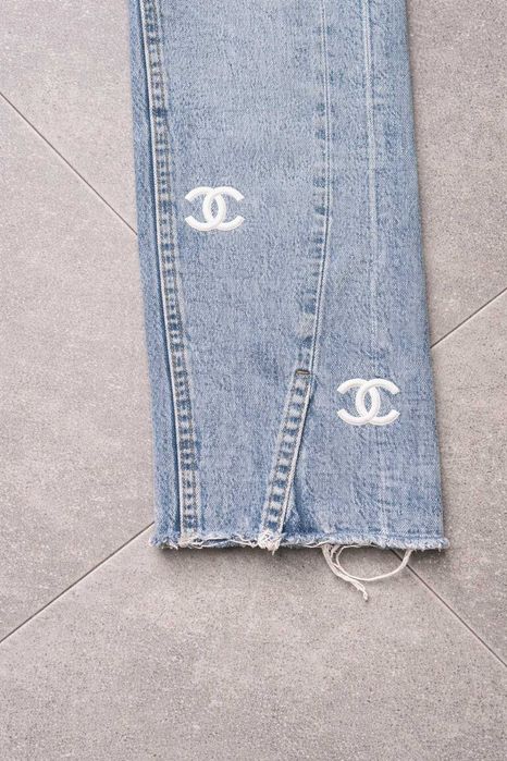 дамски дънки на шанел с цепка отпред ползвани но запазени с модерен дизайн chanel деним