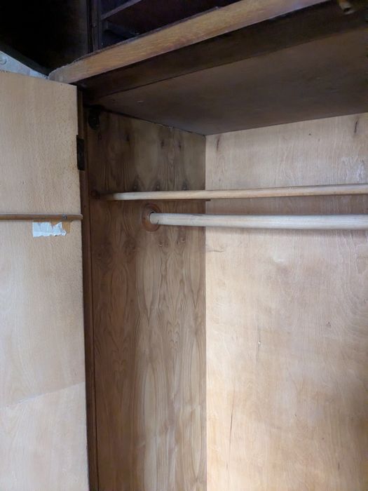 Старинен трикрилен гардероб с надстройка