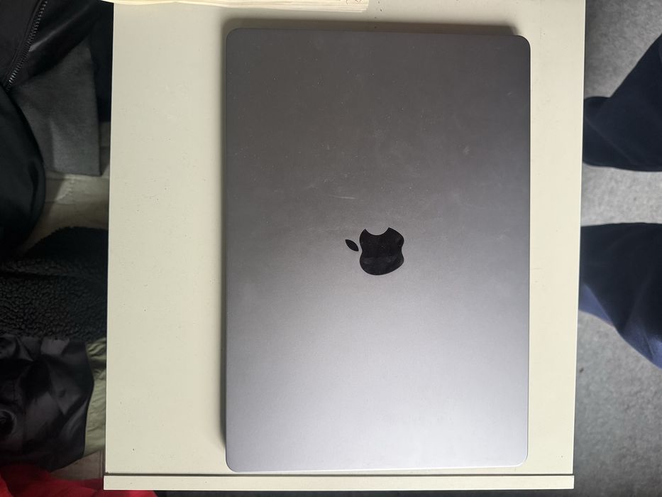 Macbook 15” 2023 (кутия и зарядно + подарък мишка)