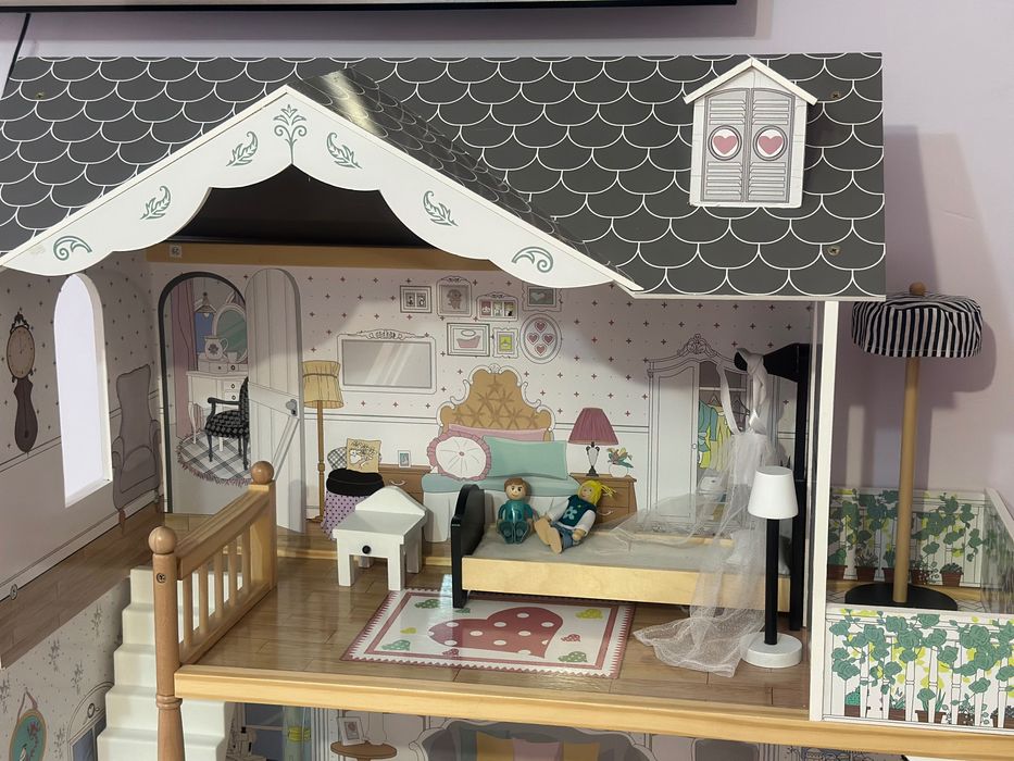 Дървена къща за кукли