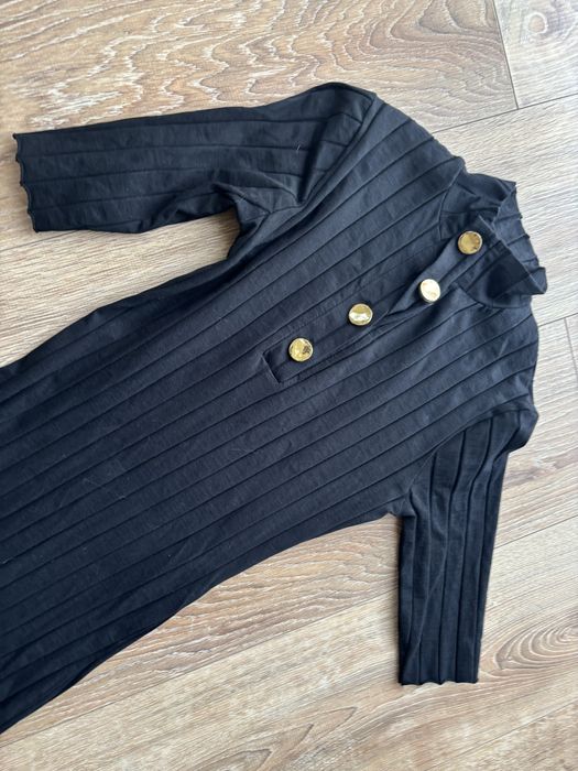 Rochie sara tricotata cu nasturi aurii