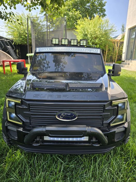 Mașină de jucărie Ford Super Duty gigantă