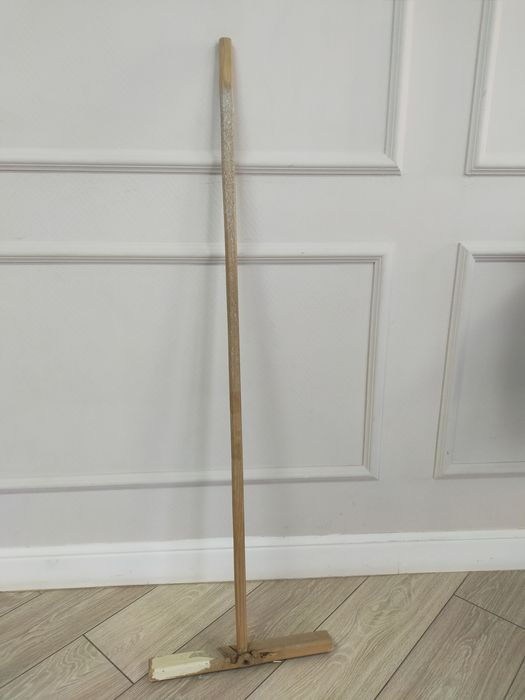 Швабру деревянную продам.