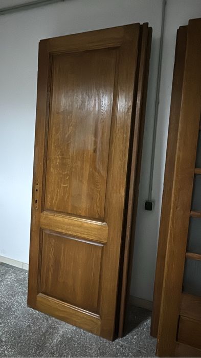 Usi din stejar masiv