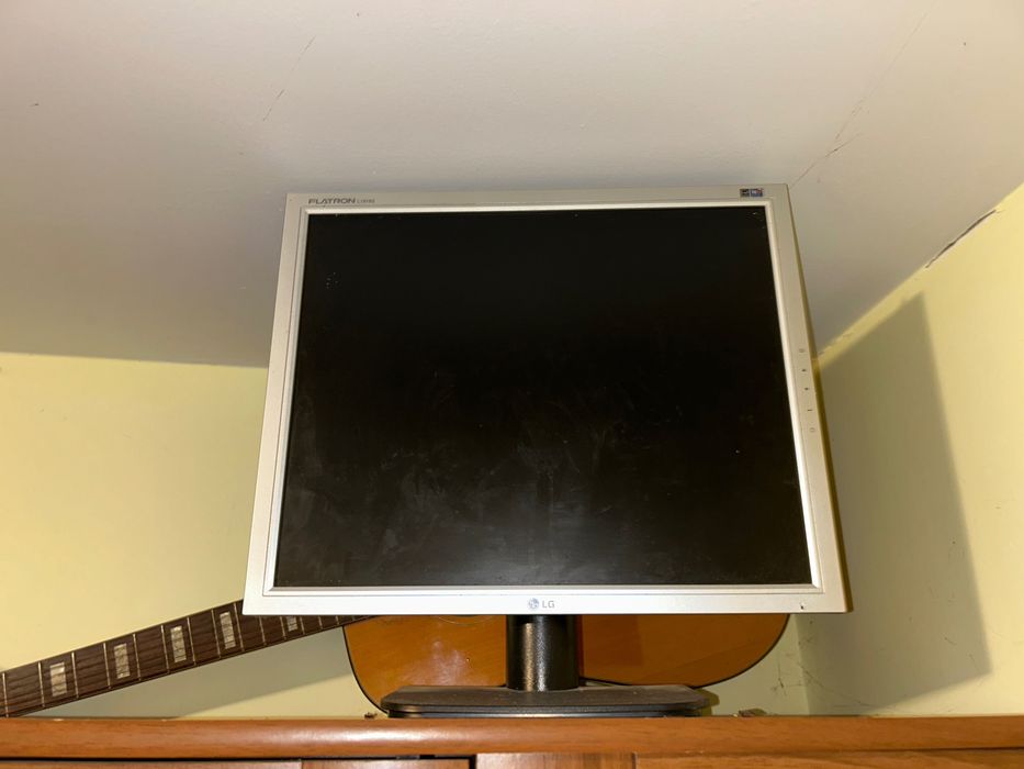 Desktop Monitor LG si Tastatura Retro și mouse de colecție