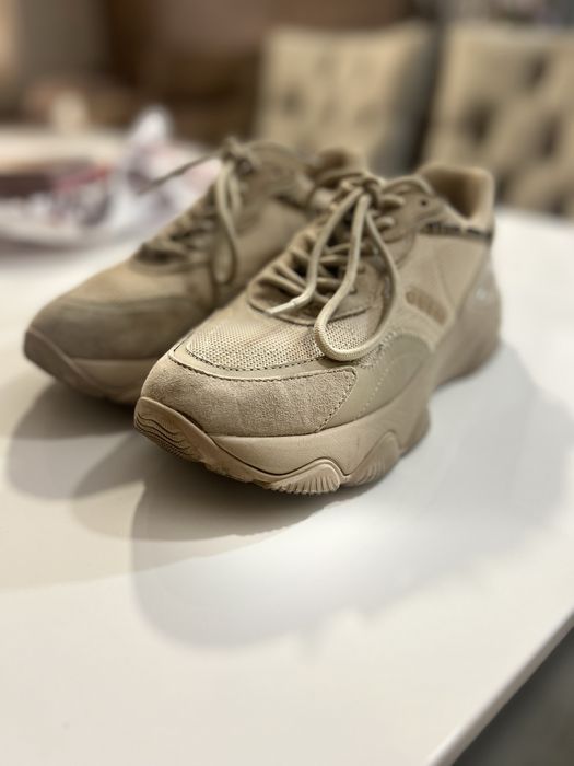 Сникърси бежови guess