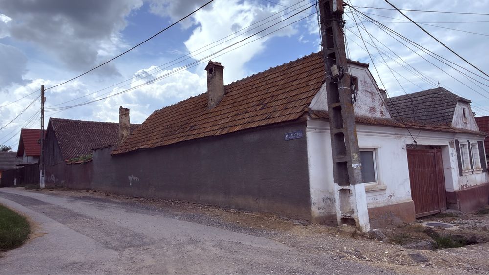 Casă  de vanzare cu două corpuri de locuit și șură mare, aproape de centrul comunei Dumbrăvița, Brașov