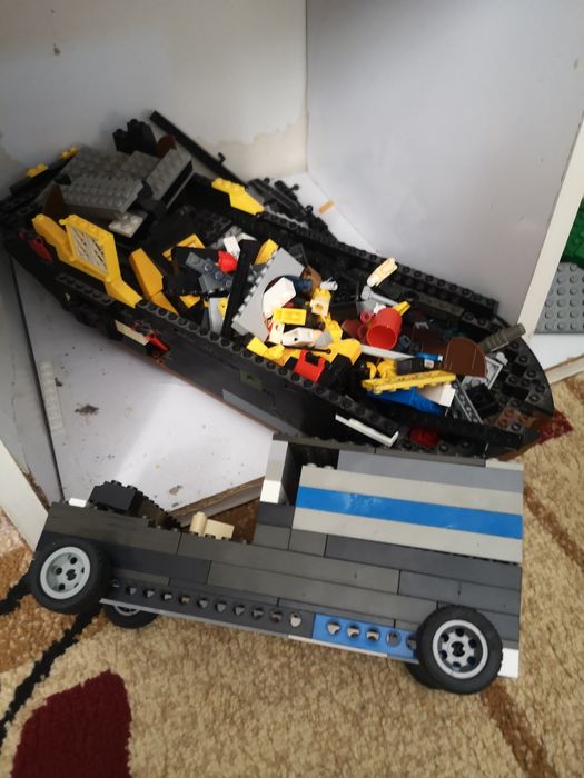 Продам много лего и домик