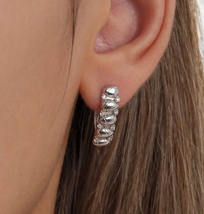 Серебряные серьги продам новые,