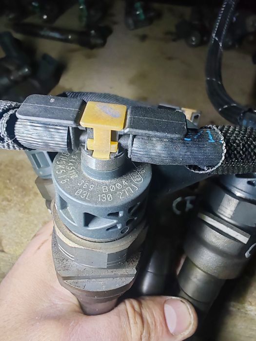 Injector Vw Sharan 7n passat b7 2.0tdi CFF 350lei.buc