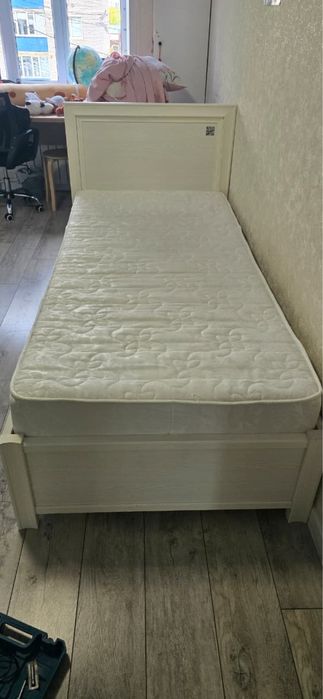 Продам две односпальные кровати с матрасами