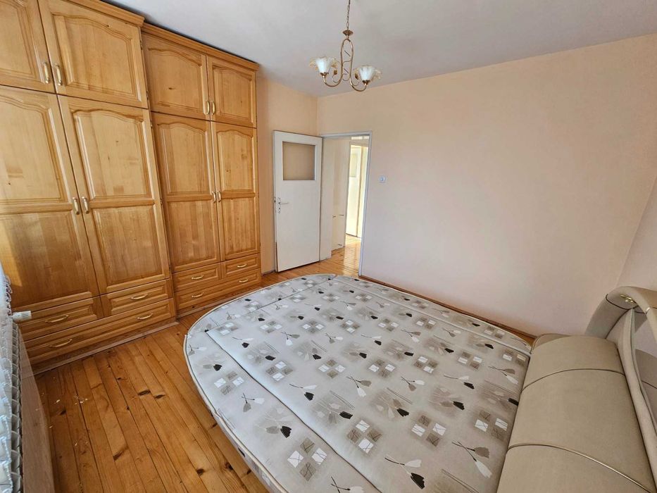 3-етажна къща с басейн и голям двор в квартал Каменица