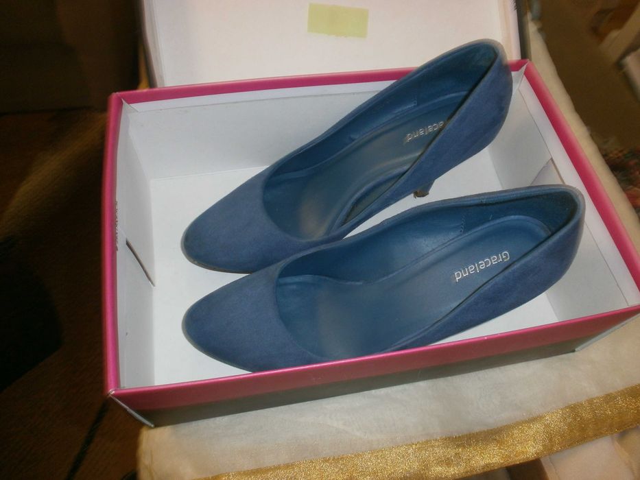 продавам дамски обувки и дамски чанти.