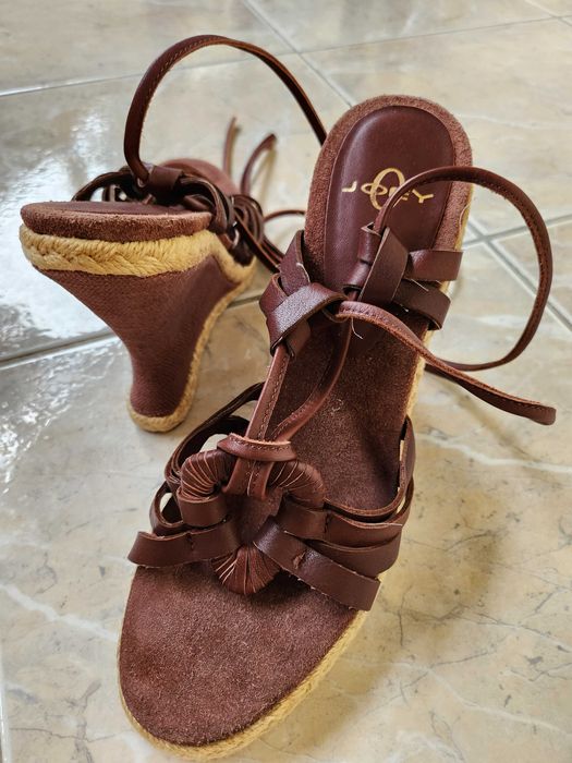 Велурени сандали