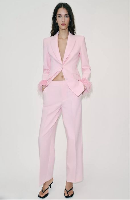 Розов костюм с пера Zara