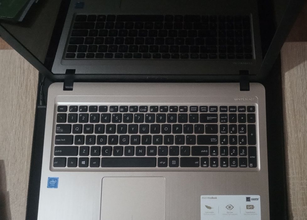 Laptop Asus x540Ma(merge doar cu încărcătorul în priză)