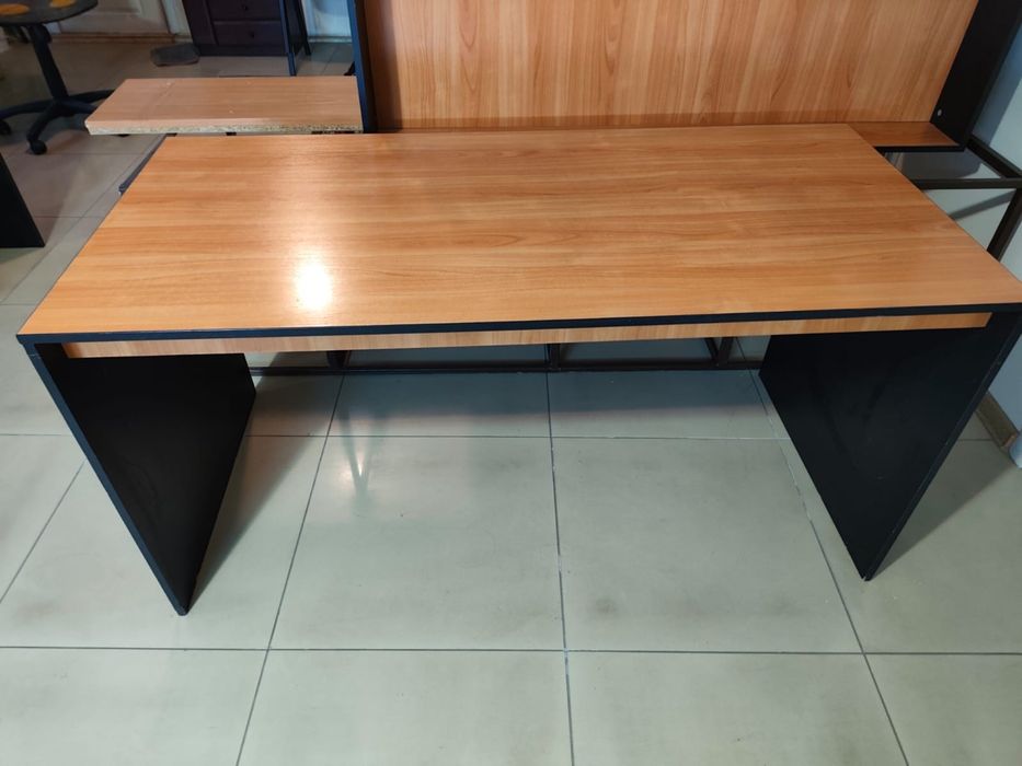 Стол офисный. В отличном состоянии