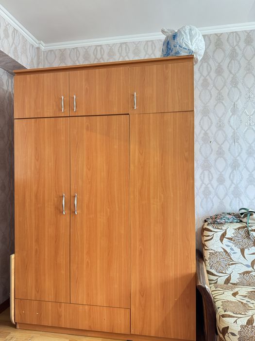 Продается большой шкаф и тумбочка