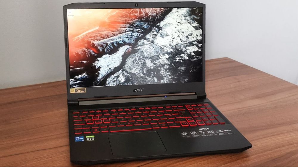 Acer Nitro 5 AN515-57 с мишка и клавиатура