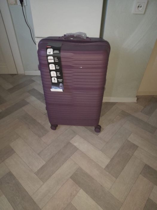 Продаю новый чемодан