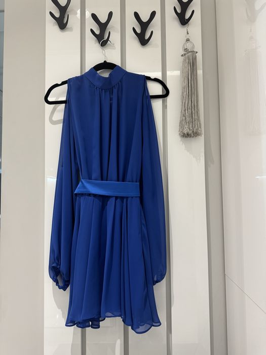 Рокля Авин с гол гръб