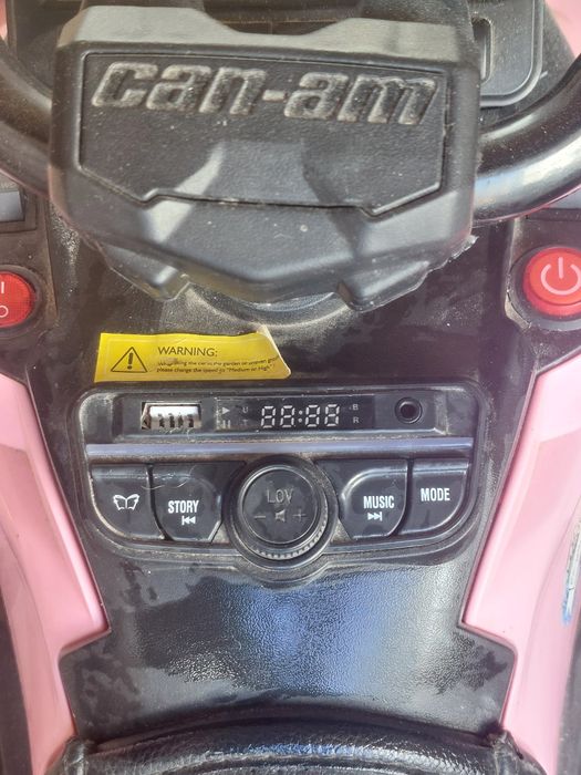atv electric de șapte ani opt ani