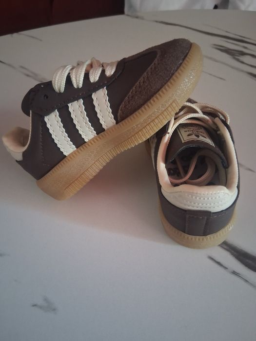 Adidași noi bebe mărimea 21