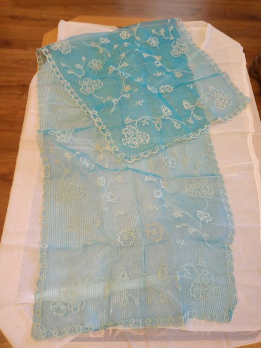 Нежный голубой шарф из тонкой шифонной ткани с рисунком