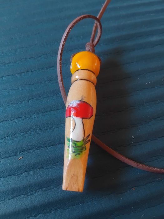 Свирка -  дървена ръчно рисувана с кожена връзка