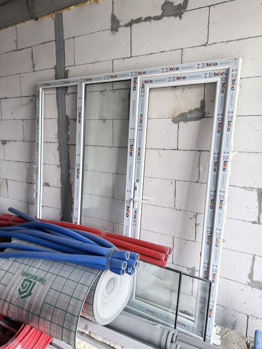 Продается рамы с дверью и стеклопакетом