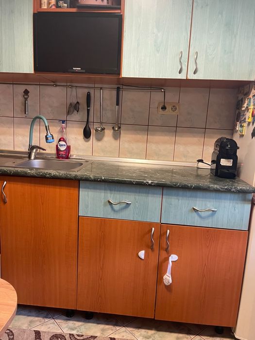 Mobilă de bucătărie + masă 6 persoane + aragaz – 1.500 lei NEGOCIABIL