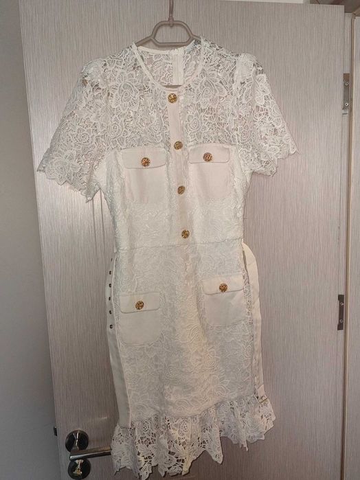 Бяла рокля с дантела