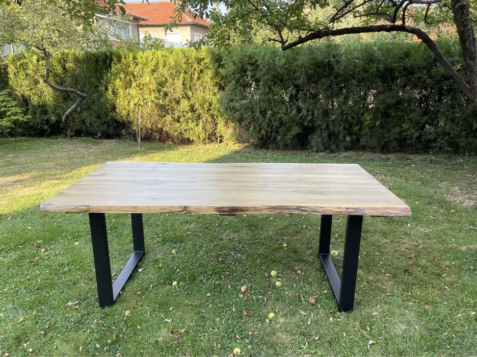 Маса с естествен ръб