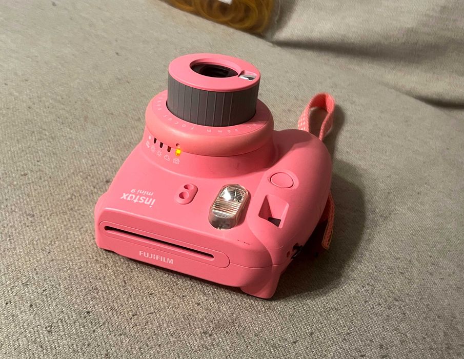 Aparat foto instant Fujifilm Instax Mini 9 roz stare foarte buna