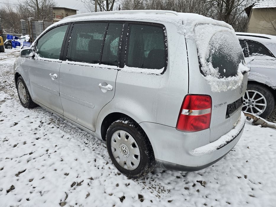 Продавам vw tuaran на части