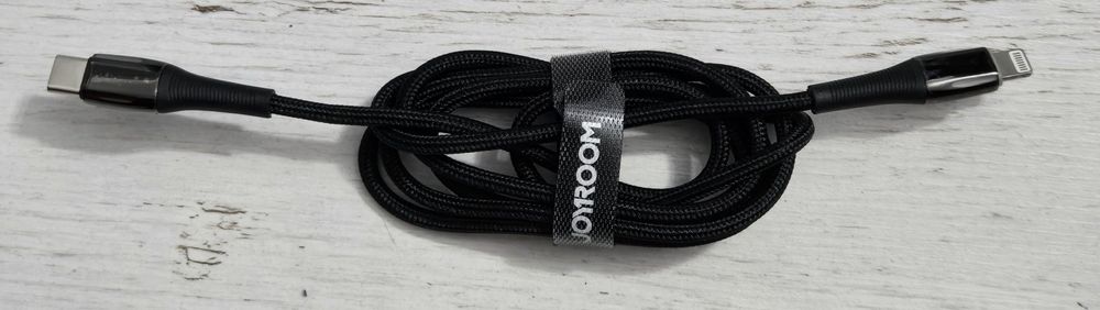 2 carcase si un cablu iPhone