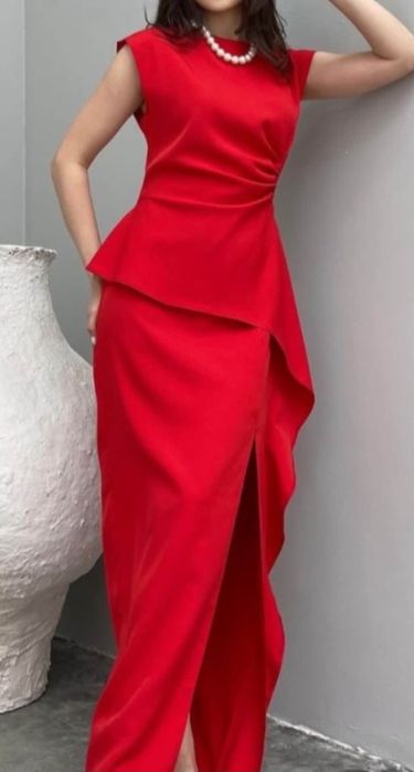 Элегантное красное платье
