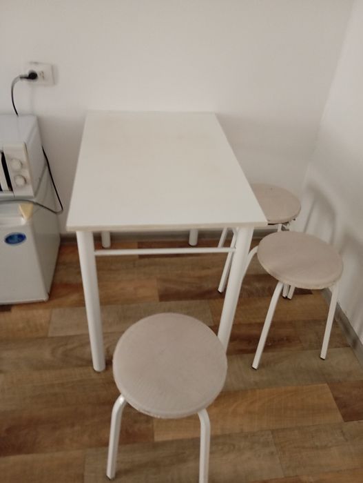 Белый стол и табуретка